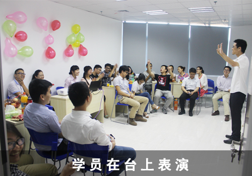 学员举办联欢会.jpg